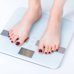 Balan&ccedil;a marcando varia&ccedil;&atilde;o de peso causada por reten&ccedil;&atilde;o de l&iacute;quidos e n&atilde;o por gordura