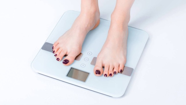 Balança marcando variação de peso causada por retenção de líquidos e não por gordura