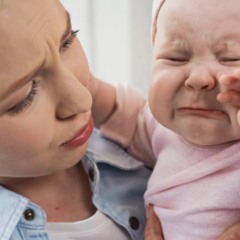 Sonhar com bebê chorando, em 2025 ou em qualquer época, continua sendo um símbolo ligado ao cuidado - Créditos: depositphotos.com / AntonLozovoy