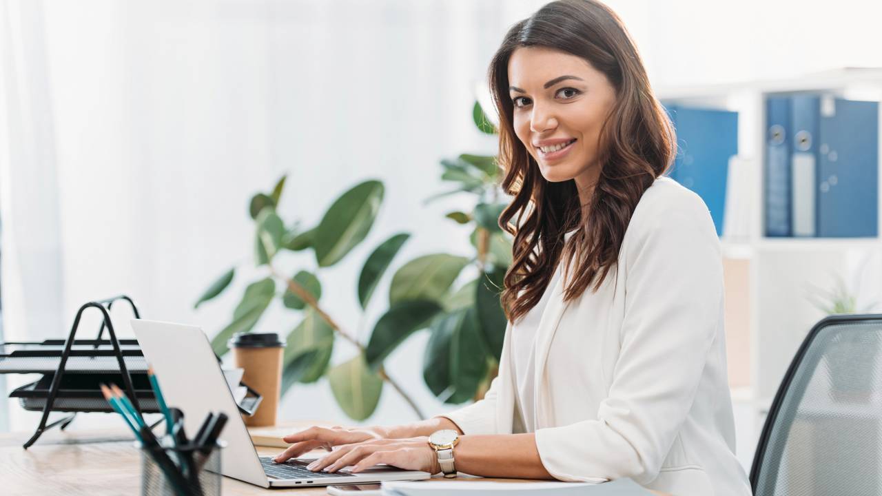 Roupas leves e elegantes para enfrentar o calor no trabalho