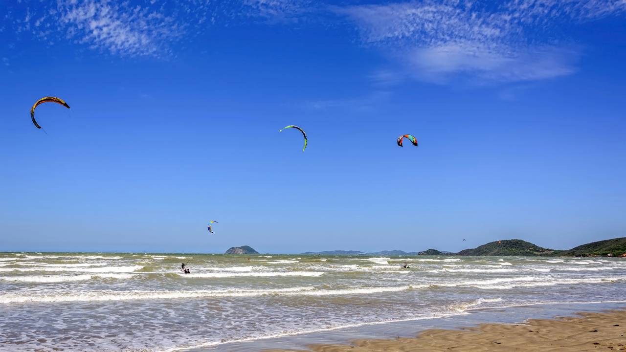 A cidade litorânea a poucas horas de Niterói que conquista por sua beleza
