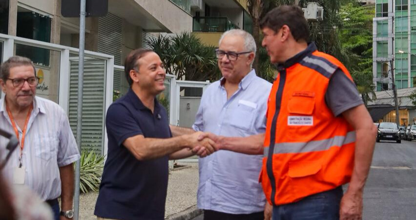 Macrodrenagem nas ruas de Charitas Macrodrenagem nas ruas de Charitas