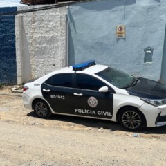 Viatura da polícia em frente a escola | Foto: Águas de Niterói