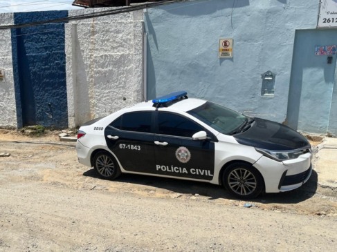 Viatura da polícia em frente a escola | Foto: Águas de Niterói