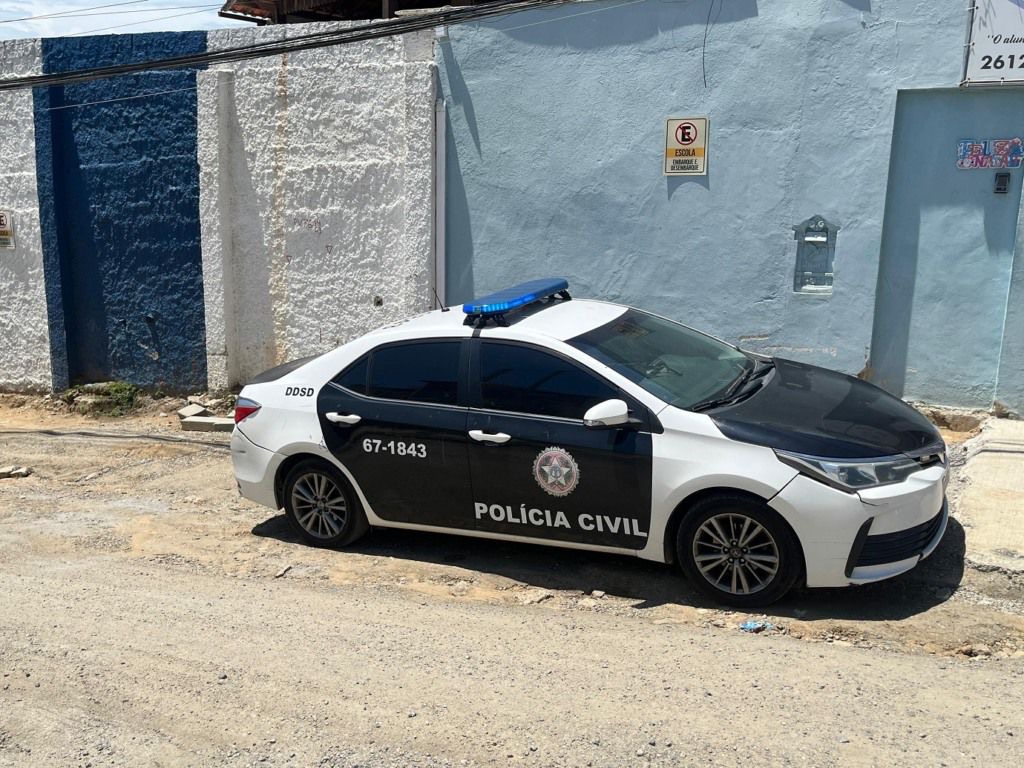 Viatura da polícia em frente a escola | Foto: Águas de Niterói Viatura da polícia em frente a escola | Foto: Águas de Niterói
