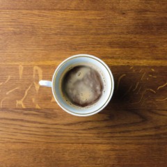 Xícara de café sobre a mesa representando o consumo diário e o café em excesso
