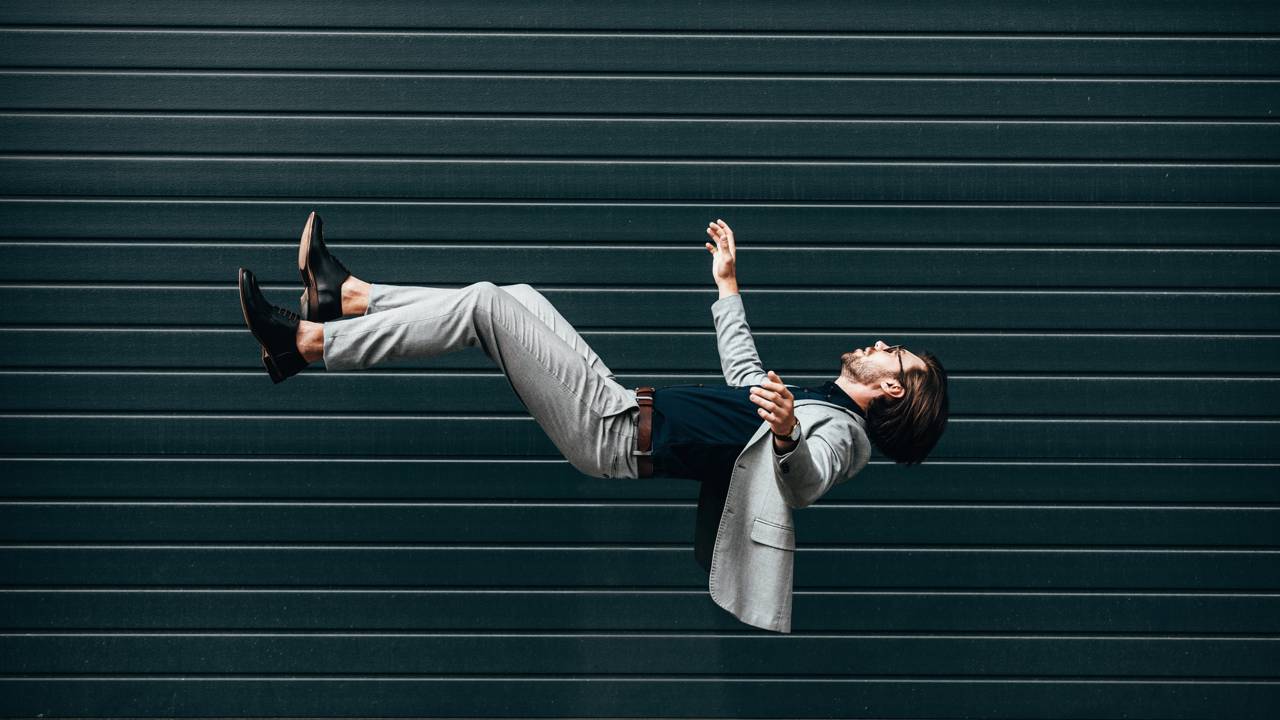 O significado de sonhar com queda e o motivo por esse susto tão comum