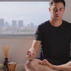 Espaço de relaxamento em casa com iluminação aconchegante, cores suaves e elementos naturais para desacelerar a mente