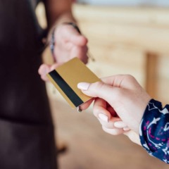 Cartão contactless facilitando compras rápidas e práticas - Créditos: depositphotos.com / AlexLipa