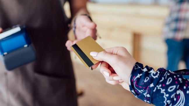 Cartão contactless facilitando compras rápidas e práticas - Créditos: depositphotos.com / AlexLipa