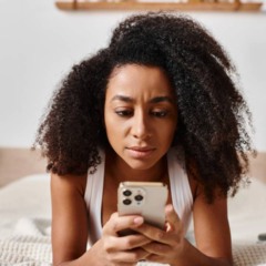 Uso prolongado do celular pode causar fadiga ocular e dores causadas pela dependência de smartphone.