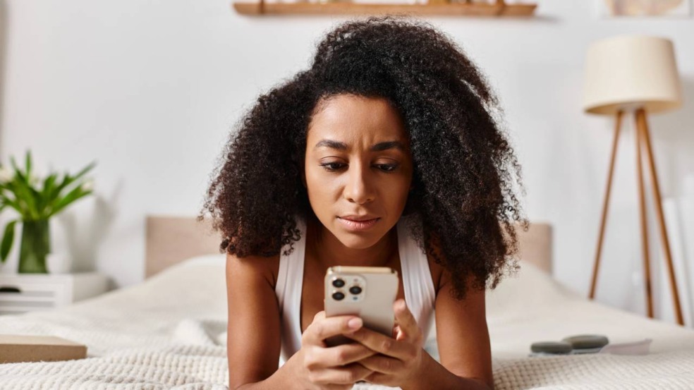 Uso prolongado do celular pode causar fadiga ocular e dores causadas pela dependência de smartphone. Uso prolongado do celular pode causar fadiga ocular e dores causadas pela dependência de smartphone.