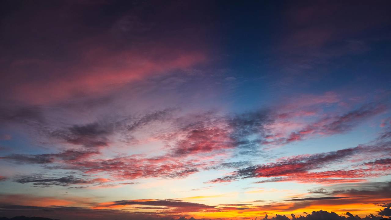 Por que o céu é azul de dia e laranja ao pôr do sol?