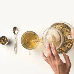 Infusão de ervas naturais como hortelã e erva-doce para alívio de cólicas leves