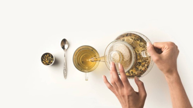 Infusão de ervas naturais como hortelã e erva-doce para alívio de cólicas leves