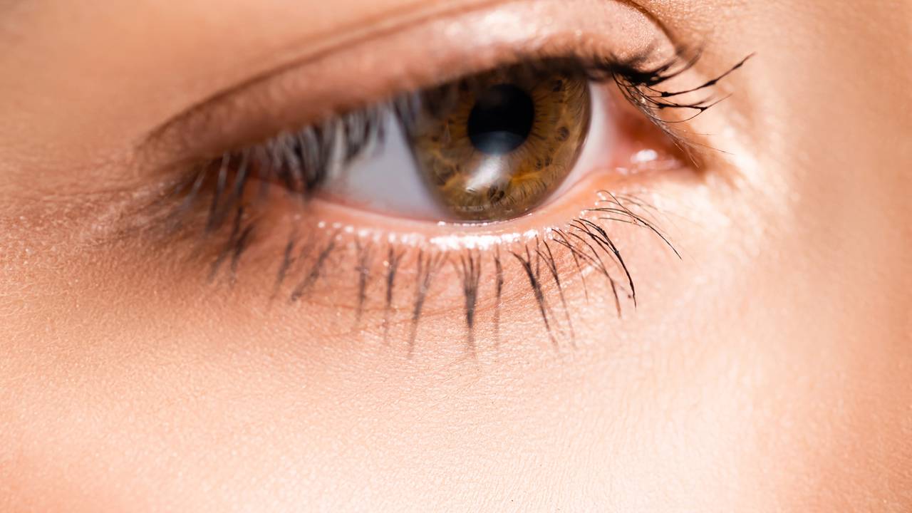 O jeito para ter cílios longos e fortes com cuidados simples que cabem na sua rotina