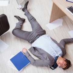 Pessoa em momento de introspecção mostrando apatia emocional e sensação de automático