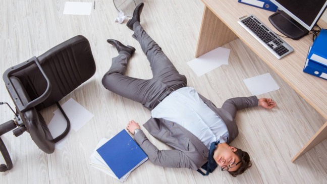 Pessoa em momento de introspecção mostrando apatia emocional e sensação de automático