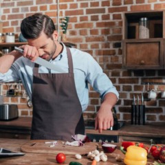 Rea&ccedil;&atilde;o qu&iacute;mica ativada pelo rompimento das c&eacute;lulas da cebola. - Cr&eacute;ditos: depositphotos.com / AlexLipa