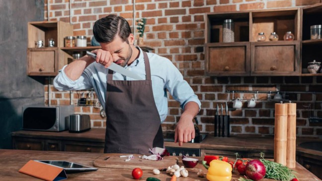 Reação química ativada pelo rompimento das células da cebola. - Créditos: depositphotos.com / AlexLipa