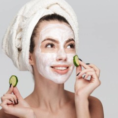 Rotina simples de cuidados com a pele em ambiente doméstico, destacando hábitos cotidianos que fazem diferença ao longo do tempo.