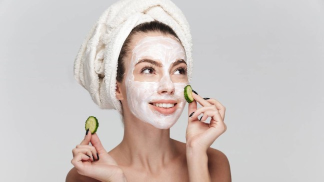 Rotina simples de cuidados com a pele em ambiente doméstico, destacando hábitos cotidianos que fazem diferença ao longo do tempo.