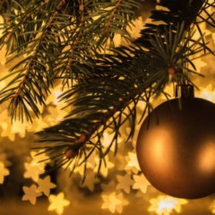 Decoração de natal com paleta dourada e iluminação suave.