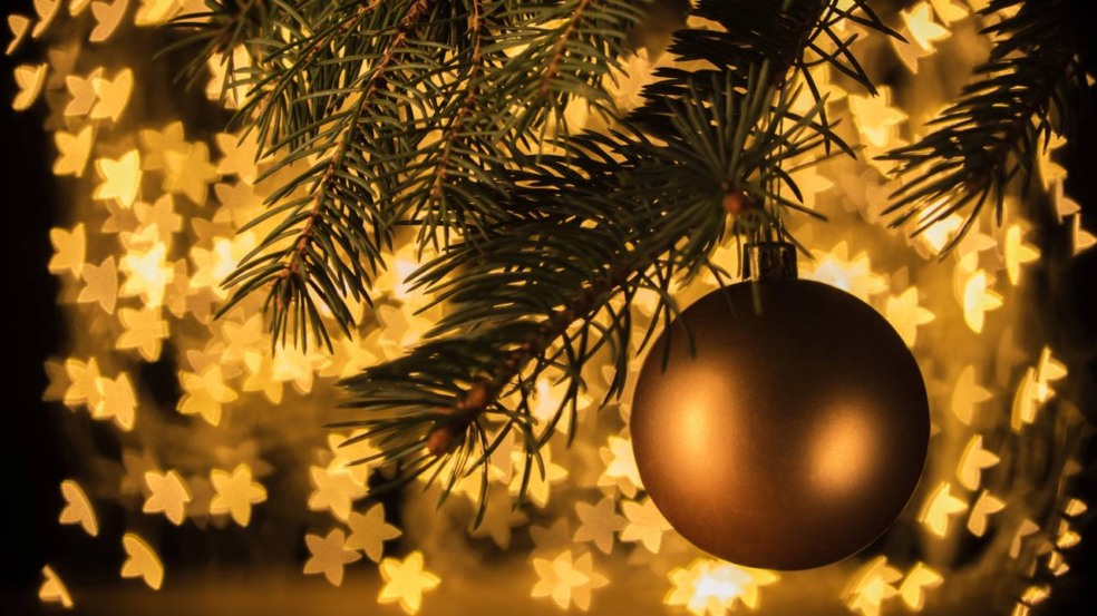 Decoração de natal com paleta dourada e iluminação suave. Decoração de natal com paleta dourada e iluminação suave.