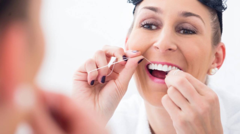 Em geral, esse sintoma indica acúmulo de placa na região onde o dente encontra a gengiva - Créditos: depositphotos.com / Kzenon