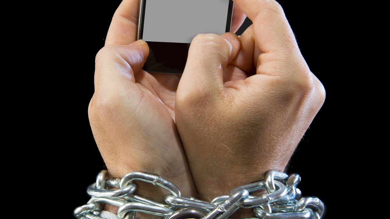 Smartphone como foco constante da rotina, representando comportamento repetitivo e dependência digital.