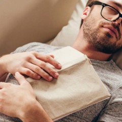 Pessoa sentada em silêncio, com expressão de cansaço, em um ambiente calmo, representando a diferença entre dormir e ter descanso físico, mental e emocional de verdade.