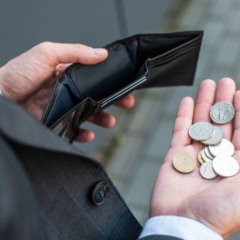 Achar moedas no chão pode ser mais que sorte, veja o significado por trás