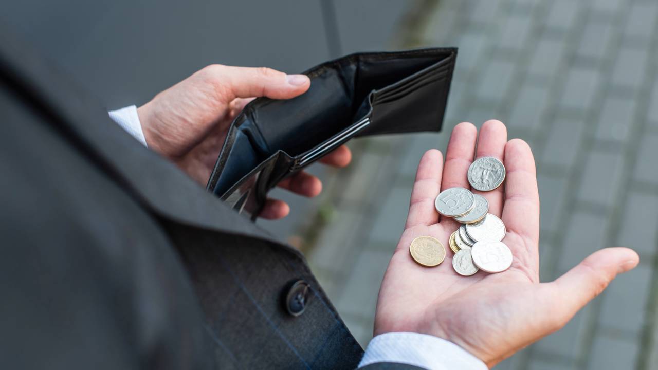 Achar moedas no chão pode ser mais que sorte, veja o significado por trás