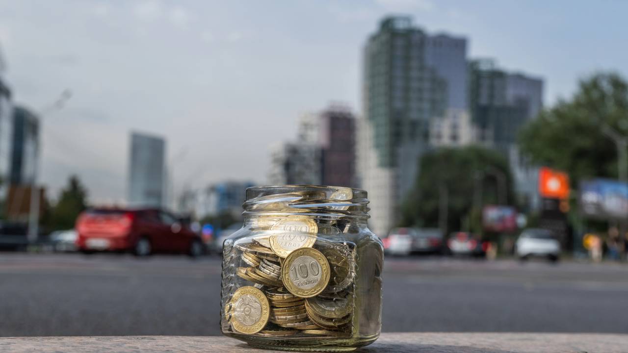 Achar moedas no chão pode ser mais que sorte, veja o significado por trás