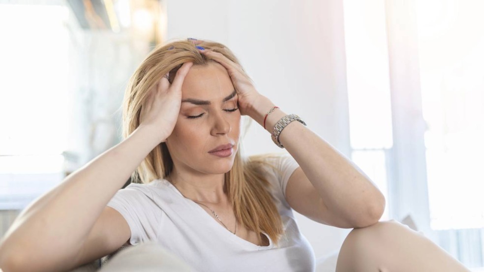 Postura mantida por horas, estresse e pouco sono costumam acionar a dor de cabeça tensional. Cuidar da cervical e alongar um pouco já ajuda bastante. Postura mantida por horas, estresse e pouco sono costumam acionar a dor de cabeça tensional. Cuidar da cervical e alongar um pouco já ajuda bastante.
