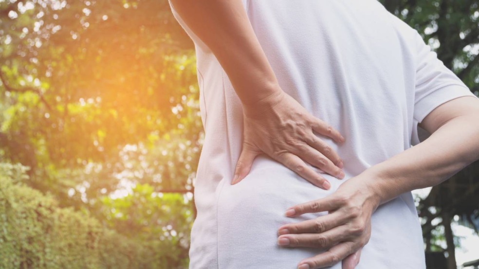 Dores na coluna podem gerar intensas dores. Dores na coluna podem gerar intensas dores.