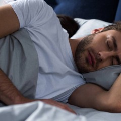 Ambiente de quarto organizado, com luz suave e elementos de relaxamento, preparado para um sono restaurador