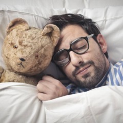 Ambiente calmo antes de dormir mostrando hábitos simples que favorecem o relaxamento noturno.