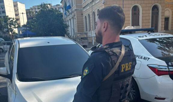 PRF recupera carro roubado e prende motorista em Niterói
