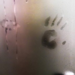 Transformação do vapor invisível em água visível sobre a superfície lisa. - Créditos: depositphotos.com / yan_c@bigmir.net