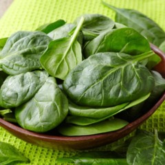 Quando se fala em espinafre e saúde, o teor de vitamina A e de carotenoides ganha destaque - Créditos: depositphotos.com / baibaz