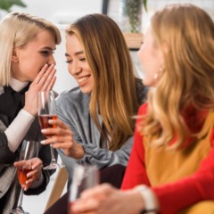 A palavra “fofoca” faz parte do vocabulário cotidiano no Brasil - Créditos: depositphotos.com / ArturVerkhovetskiy