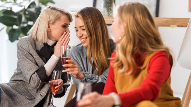 A palavra “fofoca” faz parte do vocabulário cotidiano no Brasil - Créditos: depositphotos.com / ArturVerkhovetskiy