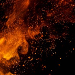 Sonho com fogo simbolizando emoções intensas, alerta emocional e transformação interior.