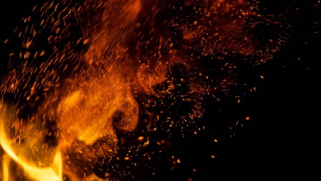 Sonho com fogo simbolizando emoções intensas, alerta emocional e transformação interior.