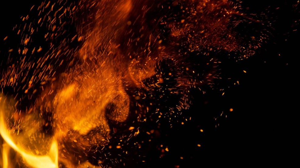 Sonho com fogo simbolizando emoções intensas, alerta emocional e transformação interior. Sonho com fogo simbolizando emoções intensas, alerta emocional e transformação interior.