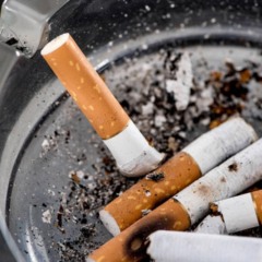 Fumaça de cigarro pode influenciar na queda da qualidade do ar em ambientes internos.