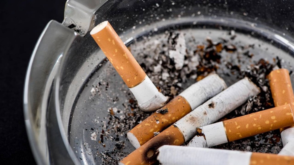 Fumaça de cigarro pode influenciar na queda da qualidade do ar em ambientes internos. Fumaça de cigarro pode influenciar na queda da qualidade do ar em ambientes internos.