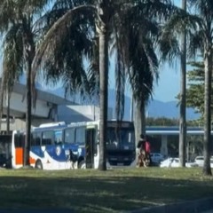 Bloqueio com &ocirc;nibus na Ilha do Governador interrompe acesso ao Gale&atilde;o na manh&atilde; desta ter&ccedil;a-feira no Rio de Janeiro