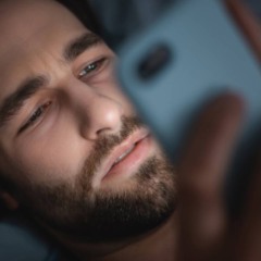 Estímulo luminoso interferindo no ritmo natural do sono noturno - Créditos: depositphotos.com / HayDmitriy